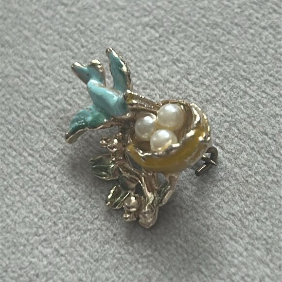 Vintage Bluebird and Nest Brooch – Gold-Tone with Faux Pearls - Picture 2 of 4